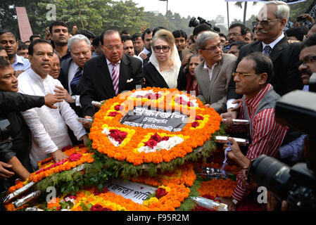 Dhaka, Bangladesch. 14. Dezember 2015. Bangladesh nationalistischen Partei Vorsitzende Begam Khaleda Zia mit anderen Führern ist eine Hommage an die intellektuellen Martyrs Memorial in Dhaka am 14. Dezember 2015. Nation ist die Beobachtung am Martyred intellektuelle 14.Dezember zahlen Tribut an die Intellektuellen, die systematisch von der Pakistan Armee und ihre Kollaborateure am Fag-Ende des Landes Befreiungskrieg in 1971 Kredit getötet: Mamunur Rashid/Alamy Live News Stockfoto