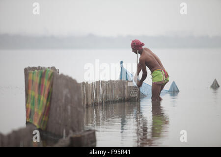 Dhaka, Bangladesch. 14. Dezember 2015. Ein Bangladeshi Fisher Mann Sätze Reuse für Fische fangen in Savar, in der Nähe von Dhaka, Bangladesch. Bangladesch ist ein "Fisch-Krise" wegen der grassierenden Gebrauch von verbotenen Netzen zusammen mit zunehmender Verschmutzung durch die Industrie bedroht. © Suvra Kanti Das/ZUMA Draht/Alamy Live-Nachrichten Stockfoto