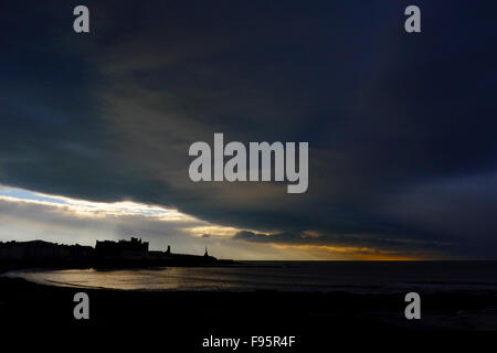 Aberystwyth, Wales, UK. 14. Dezember 2015. Unruhiges Wetter in ganz Großbritannien weiter, versammeln sich dramatische Regenwolken über Cardigan Bay aus Aberystwyth. Bildnachweis: Alan Hale/Alamy Live-Nachrichten Stockfoto