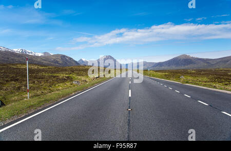 A82 Straße durch Glen Coe in den Abstand verringern, Scottish Highlands, Schottland. Stockfoto