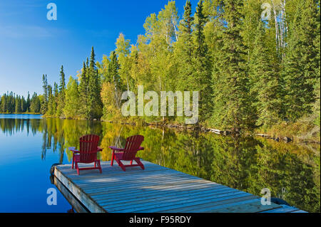 Adirondack Stühle, MacKay Lake, nördlichen Saskatchewan, Kanada Stockfoto