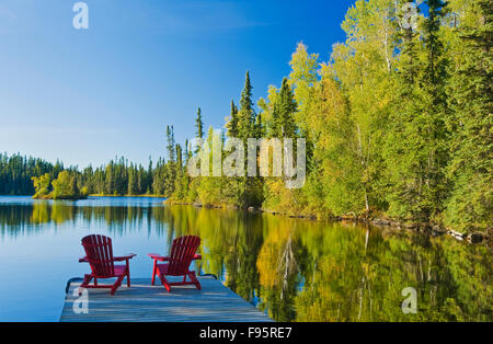 Adirondack Stühle, MacKay Lake, nördlichen Saskatchewan, Kanada Stockfoto