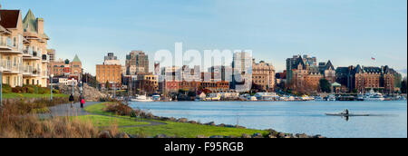 Neu- und Altbauten teilen die Skyline entlang der inneren Hafen von Victoria, BC Kanada Stockfoto