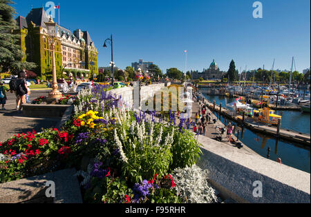 Das Empress Hotel liegt an der Mündung des Inner Harbour von Victoria, BC und der Promenade am Meer ist mit Blumen geschmückt. Stockfoto