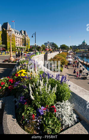 Das Empress Hotel liegt an der Mündung des Inner Harbour von Victoria, BC und der Promenade am Meer ist mit Blumen geschmückt. Stockfoto