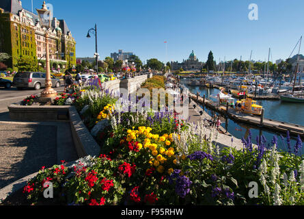 Das Empress Hotel liegt an der Mündung des Inner Harbour von Victoria, BC und der Promenade am Meer ist mit Blumen geschmückt. Stockfoto