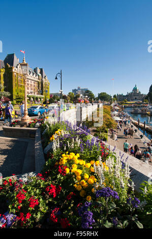 Das Empress Hotel liegt an der Mündung des Inner Harbour von Victoria, BC und der Promenade am Meer ist mit Blumen geschmückt. Stockfoto