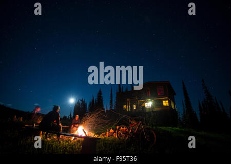 Mountainbiken, Lagerfeuer, Sol Mountain Lodge, Britisch-Kolumbien, Kanada, apres, Sterne, Mond, Nacht, Hinterland lodge Stockfoto