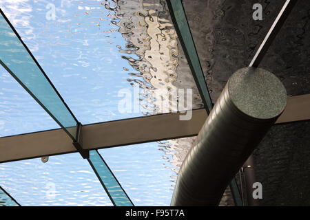 Unter dem Meer an der Paddel-Dampfschiff SS Great Britain im Trockendock in Bristol. Ein gefälschtes Meer trennt den Rumpf vom Stapel. Stockfoto