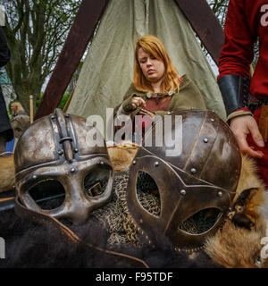 Gekleidete Frau in traditioneller Kleidung der Wikinger mit Helm, isländische Independence Day, 17. Juni, Reykjavik, Island Stockfoto