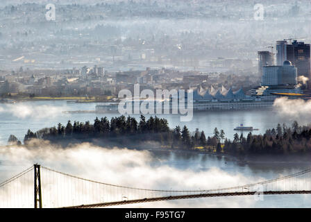 Foto von Cypress Mountain von Downtown Vancouver und Lions Gate Bridge. Stockfoto