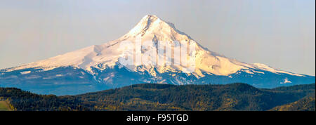 Hood River Aussichtspunkt entnommen. Am frühen Morgen die Sonne scheint nur am Berg. Stockfoto