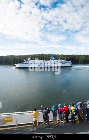 Baujahr 1993, lagen BC Ferries Spirit of British Columbia die Gewässer durch Active Pass, British Columbia, Kanada Stockfoto