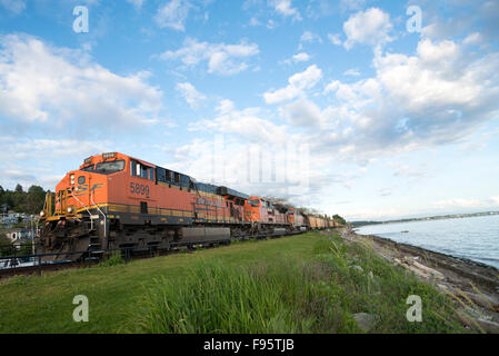 Ein Kohlezug BNSF durchläuft die Ozean-Side-Gemeinschaft von White Rock, British Columbia, Kanada. Dieser Zug entstand in der Stockfoto