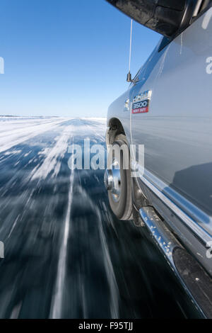 Ein LKW fährt auf einer Eisstraße in den Northwest Territories, Kanada. Stockfoto