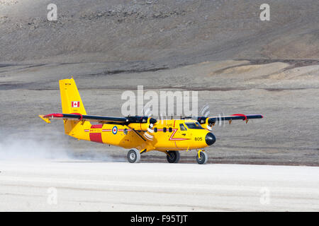 Eine kanadische Luftwaffe Twin Otter startet von Resolute Bay, Nunavut, Kanada Stockfoto