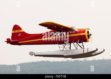 Ein DHC2 Beaver startet vom Mackenzie River in Fort Simpson, Nordwest-Territorien, Kanada Stockfoto