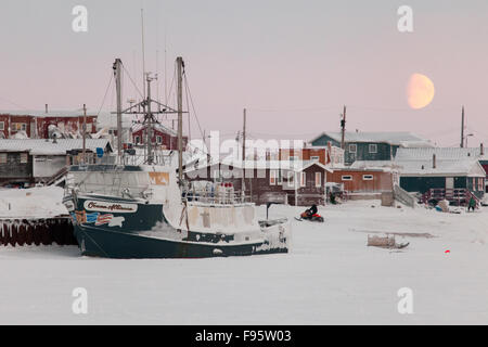 Ein Schiff sitzt angedockten für den Winter in Cambridge Bay, Nunavut, Kanada Stockfoto