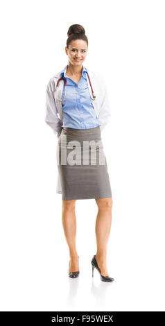 Lächelnde Frau mit Arzt mit Stethoskop. Ganzkörper-Porträts isoliert auf weißem Hintergrund. Stockfoto