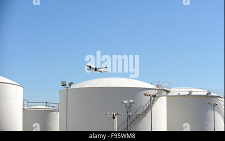 British Airways-Passagier-Jet sieht man ausziehen hinter der Kraftstofftanks am Flughafen Heathrow in London Stockfoto