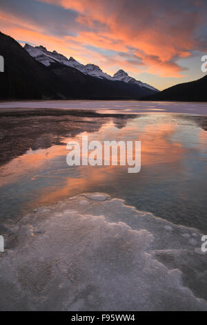 Wasservögel Untersee im Frühwinter, Blick nach Süden in Richtung Bow Pass, Banff Nationalpark, Alberta, Kanada Stockfoto