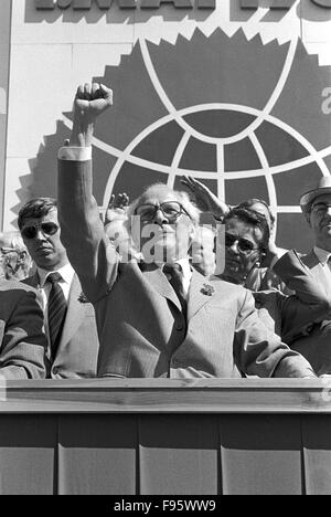 Erich Honecker, Vorsitzender der staatlichen Rat der Deutschen Demokratischen Republik, besucht die Parade am 1. Mai, Ost-Berlin, 1986 Stockfoto