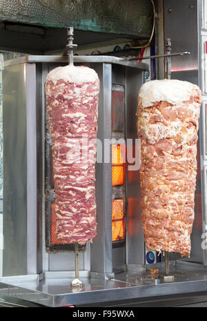 türkischen Kebab Rollen außerhalb eines Restaurants auf den Straßen von Istanbul, Türkei. Stockfoto