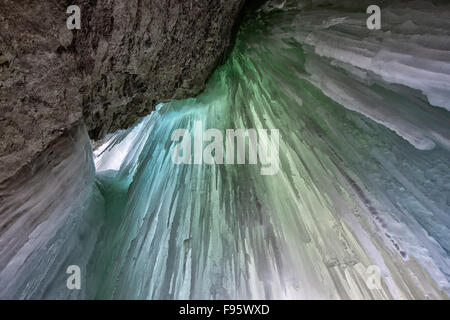 Eiszapfen hängen von gefrorenen Panther fällt im Winter, Banff Nationalpark, Alberta, Kanada Stockfoto