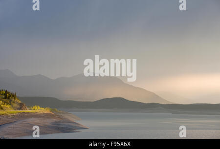 Abraham Lake und Highway 11, Kootenay Plains, Alberta, Kanada Stockfoto