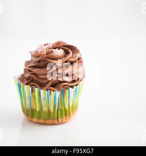 Schokoladen Cupcakes, hausgemacht, auf weißem Hintergrund. Stockfoto