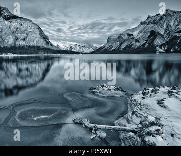 Lake Minnewanka im Winter, Banff Nationalpark, Alberta, Kanada Stockfoto