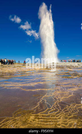 Brunnen-Geysir Strokkur im Bereich Geothermie neben der Hvítá River, Island Stockfoto