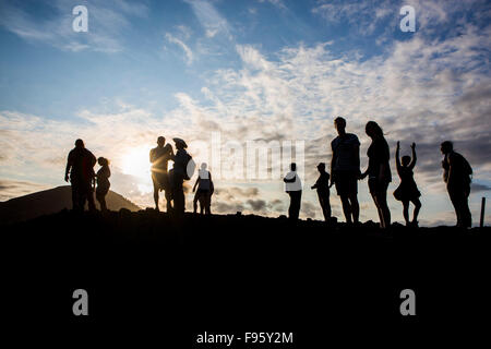 Die Galapagos-Inseln, Ecuador. Touristen genießen den Sonnenuntergang Stockfoto