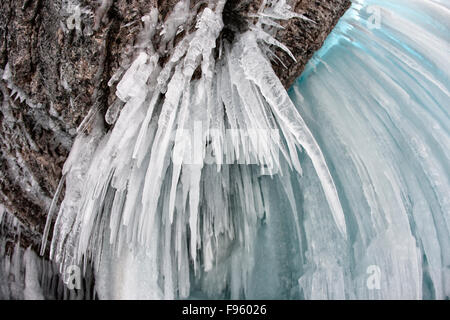 Eiszapfen hängen von gefrorenen Panther fällt im Winter, Banff Nationalpark, Alberta, Kanada Stockfoto