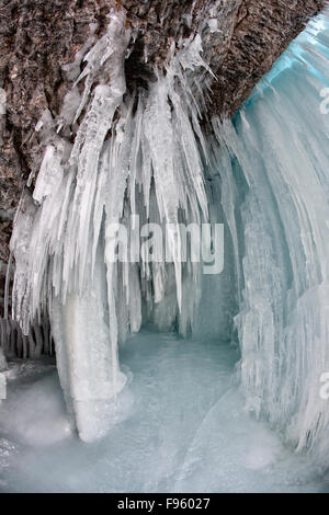 Eiszapfen hängen von gefrorenen Panther fällt im Winter, Banff Nationalpark, Alberta, Kanada Stockfoto