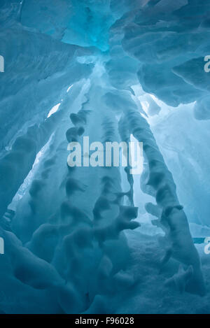 Eiszapfen hängen von gefrorenen Panther fällt im Winter, Banff Nationalpark, Alberta, Kanada Stockfoto