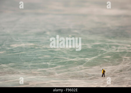 Fotograf/Wanderer on Ice auf Abraham Lake, Kootenay Plains, Alberta, Kanada Stockfoto