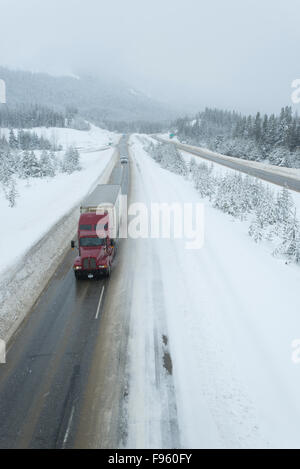Transport-LKW auf verschneiten Straßen auf den Coquihalla Gipfel, British Columbia, Kanada Stockfoto