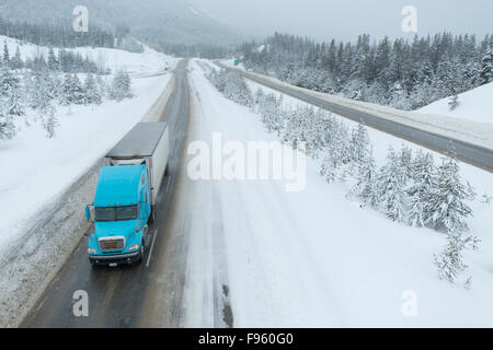 Transport-LKW auf verschneiten Straßen auf den Coquihalla Gipfel, British Columbia, Kanada Stockfoto