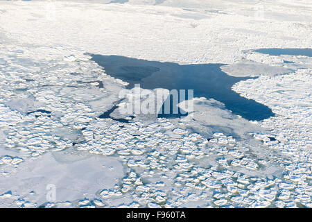 Luftaufnahme der Hudson Bay während Freezeup, in der Nähe von Churchill Manitoba. Stockfoto