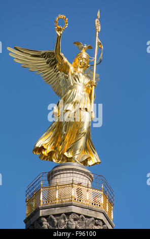 Goldene Statue auf der Siegessäule oder Siegessäule, entworfen von Heinrich Strack, Berlin, Deutschland Stockfoto