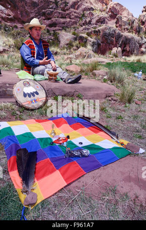 Peruanischen Schamanen führt Ritual am Amaru Muru, eine geheimnisvolle "Tür" in einer Felswand, genannt das Tor zum 4. gehauen Stockfoto