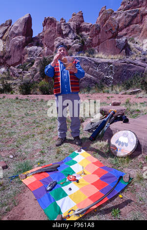 Peruanischen Schamanen führt Ritual am Amaru Muru, eine geheimnisvolle "Tür" in einer Felswand, genannt das Tor zum 4. gehauen Stockfoto