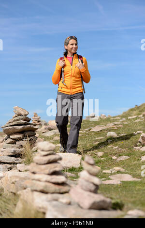 Wanderer, Bergsteiger, Frau Wandern auf Raschötz, in der Nähe von Urtijëi, Naturpark Puez-Geisler, Val Gardena, Südtirol, Alto Adige Stockfoto