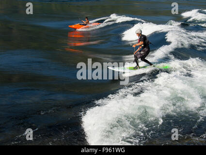 Wildwasser-Kajaker und Stand-up Paddleboarder auf Flut Flut an Skookumchuck Narrows, Sechelt Inlet, Sunshine Coast, Brite/Britin Stockfoto