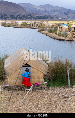 Anwohner der schwimmenden Schilfinseln der Uros, Titicacasee, Peru Stockfoto