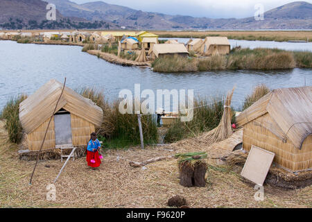 Anwohner der schwimmenden Schilfinseln der Uros, Titicacasee, Peru Stockfoto