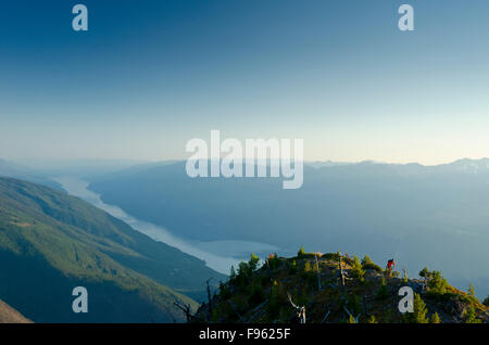 Ein Mountainbiker schwebt hoch über dem Kootenay Lake in den Purcell Mountains von British Columbia Stockfoto