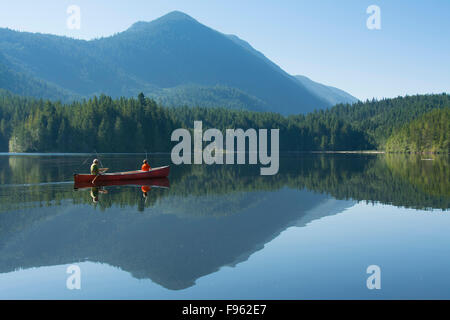 Kanu-Angeln am Kleinsee in der Nähe von Egmont, Sunshine Coast, Britisch-Kolumbien, CanadaBritish-Kolumbien, Kanada Stockfoto