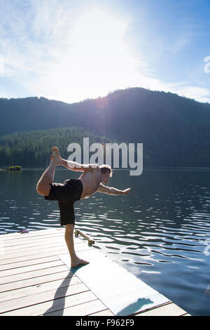 Mann wird morgen-Yoga, Kleinsee in der Nähe von Egmont, Sunshine Coast, Britisch-Kolumbien, CanadaBritish-Kolumbien, Kanada Stockfoto